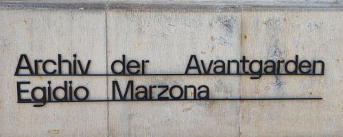 Der Begriff Avantgarde in Texten zur zeitgenössischen Kunst